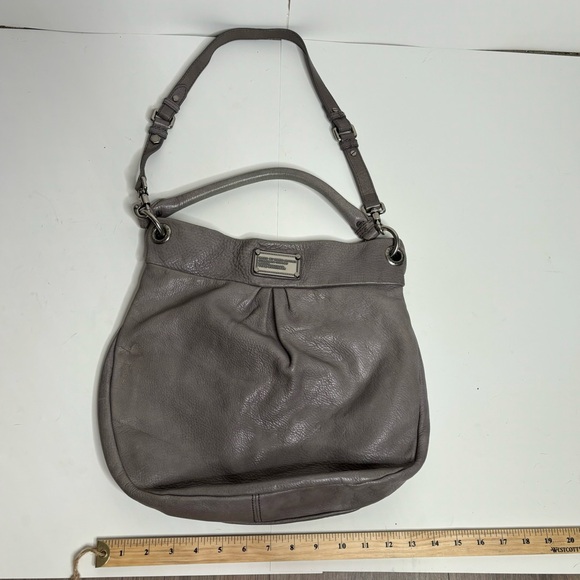 Marc Jacobs Handbags - Marc jacobs grey leather large crossbody bag